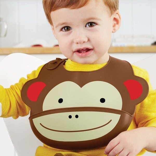 Skip Hop Bavetica de silicon Fold & Go Zoo - Maimutica
