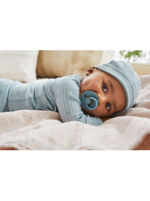 Set 3 piese bebe pantaloni top si caciulita cu dungi