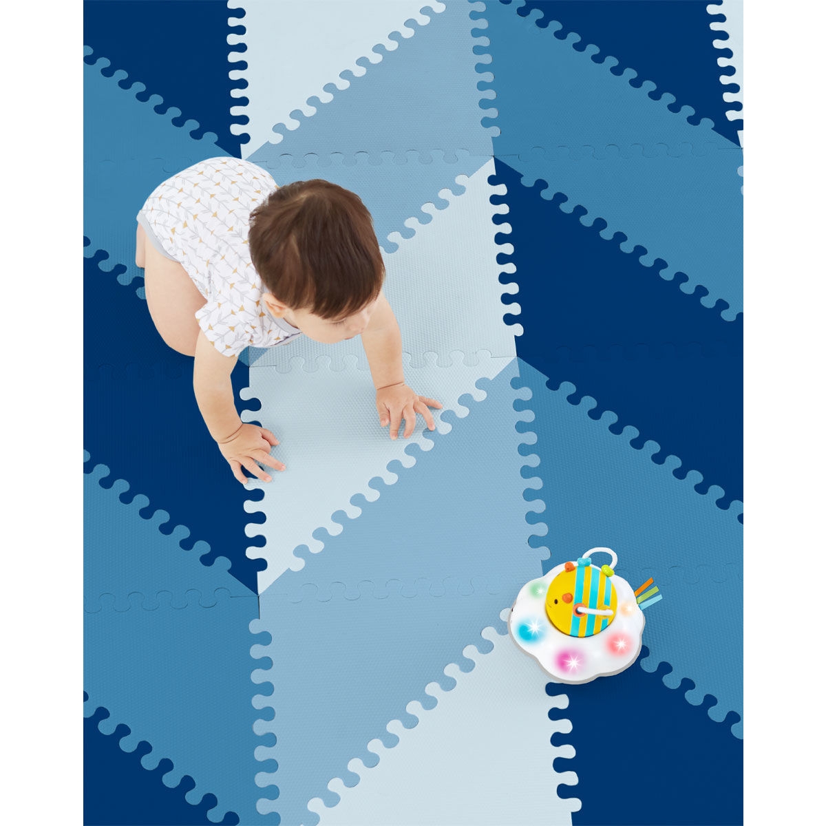 Skip Hop Covoras de joaca puzzle – Geometric Playspot – Blue Ombre cartersoshkosh.ro